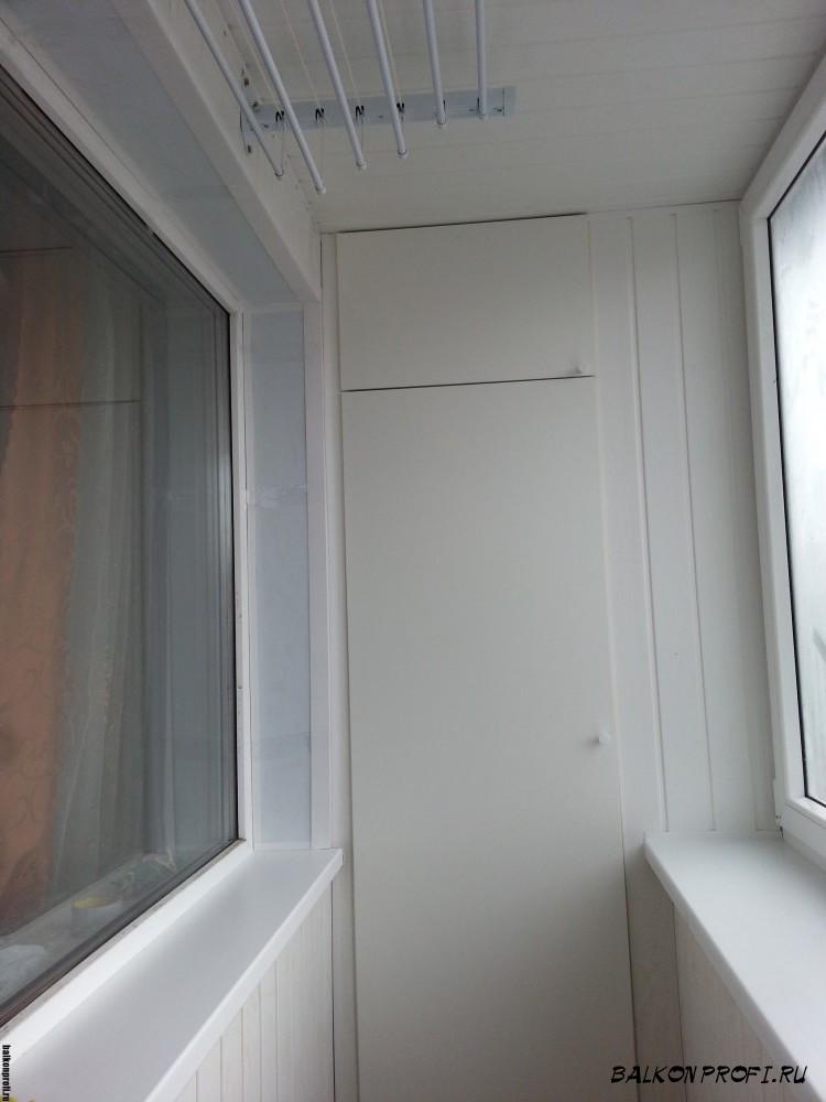 Можно ставить морозильную камеру на балкон. Морозильная камера на лоджии. Шкаф под морозильную камеру на балконе. Холодильник на балконе. Шкаф на балкон с морозилкой.